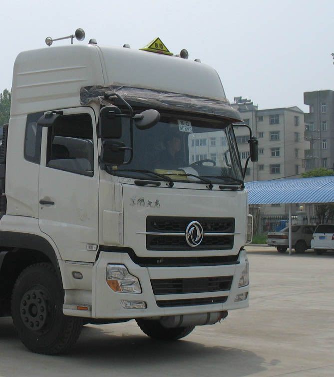东风天龙后双桥加油车