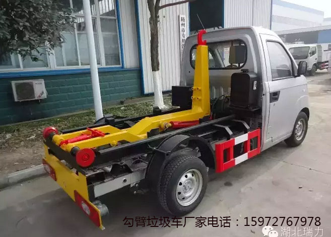 勾臂垃圾车图片
