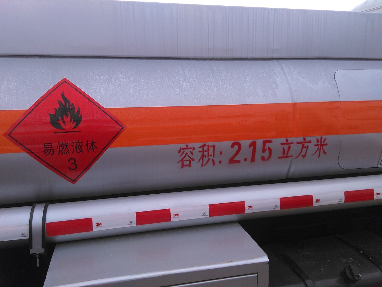 蓝牌油罐车