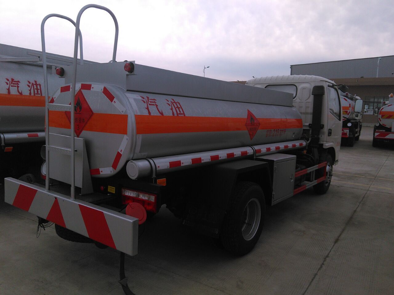 蓝牌油罐车