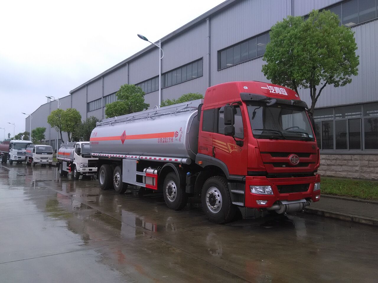 解放新悍威前四后六油罐车