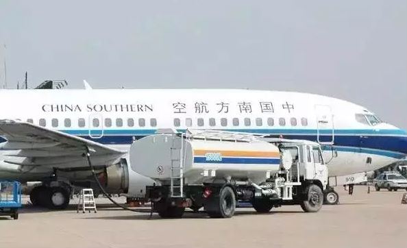 飞机加油车图片