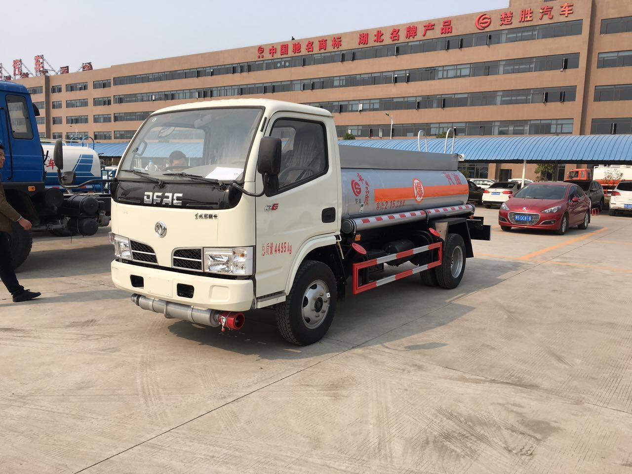 蓝牌加油车图片