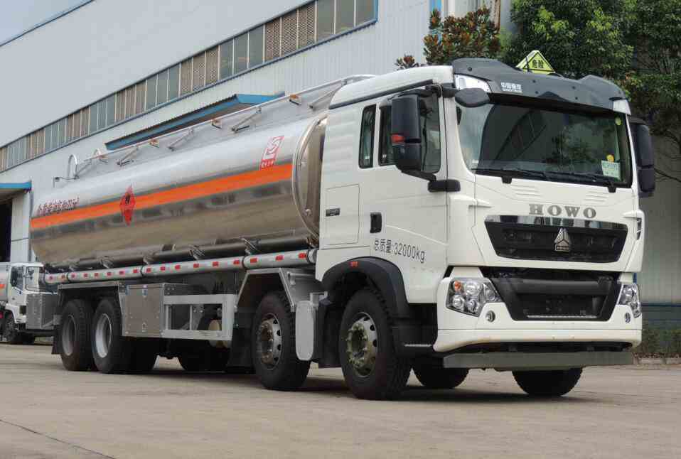 重汽前四后八油罐车