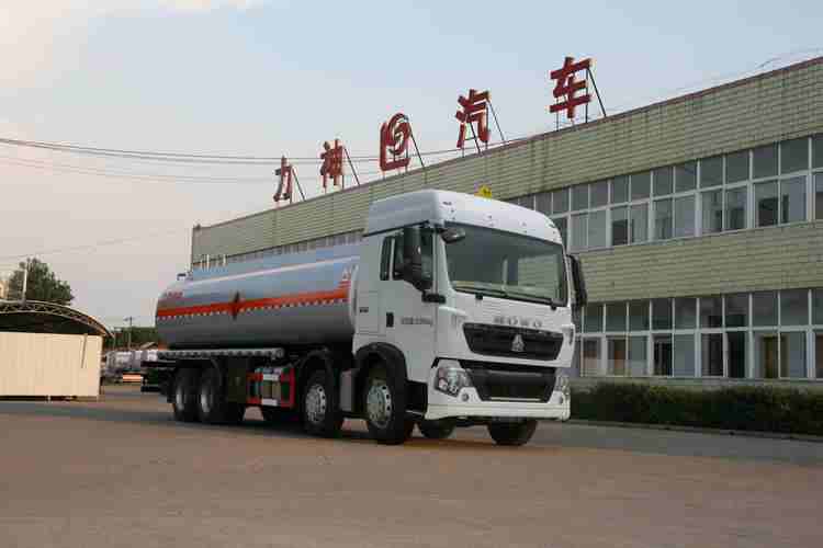 重汽前四后八油罐车