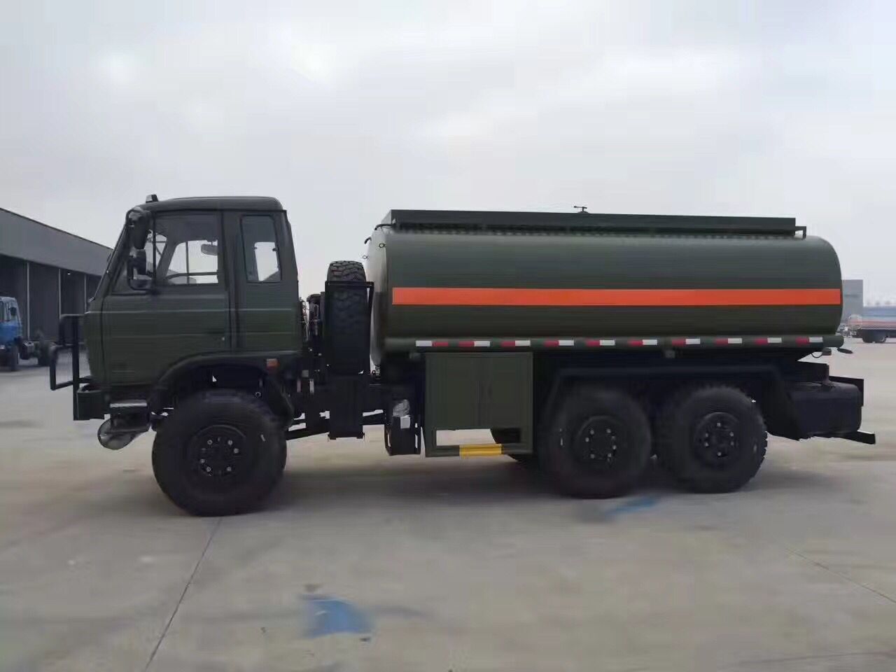 军用油罐车图片