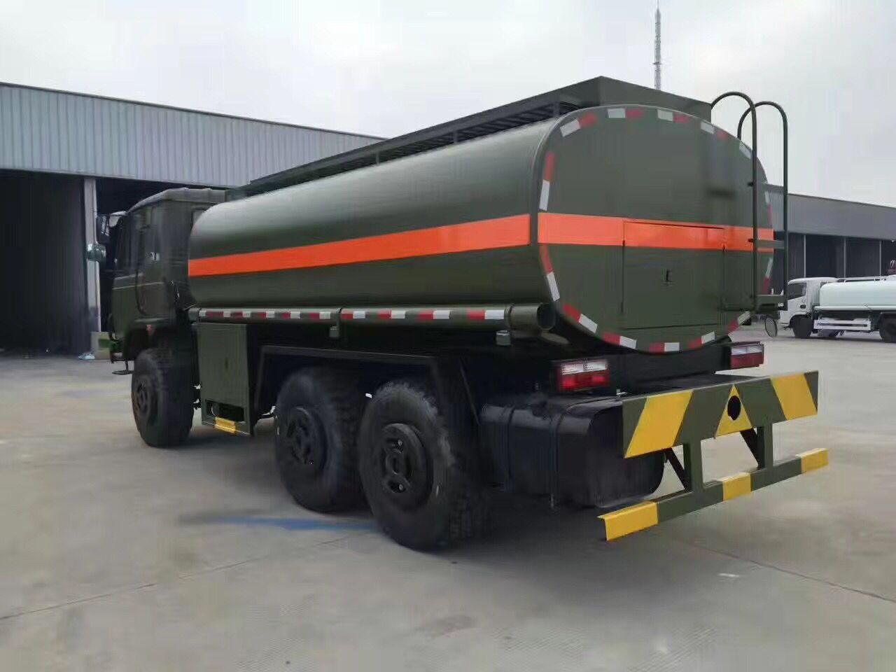 军用油罐车图片