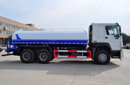 重汽豪沃18方洒水车