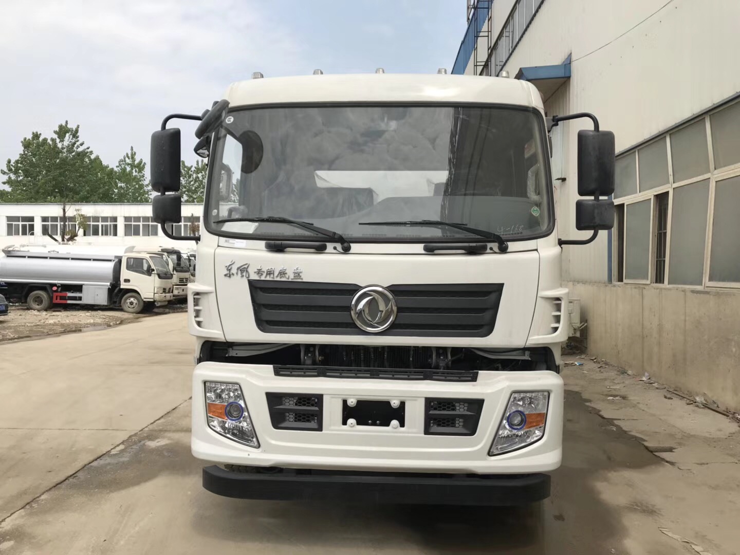东风专底20吨后双桥洒水车