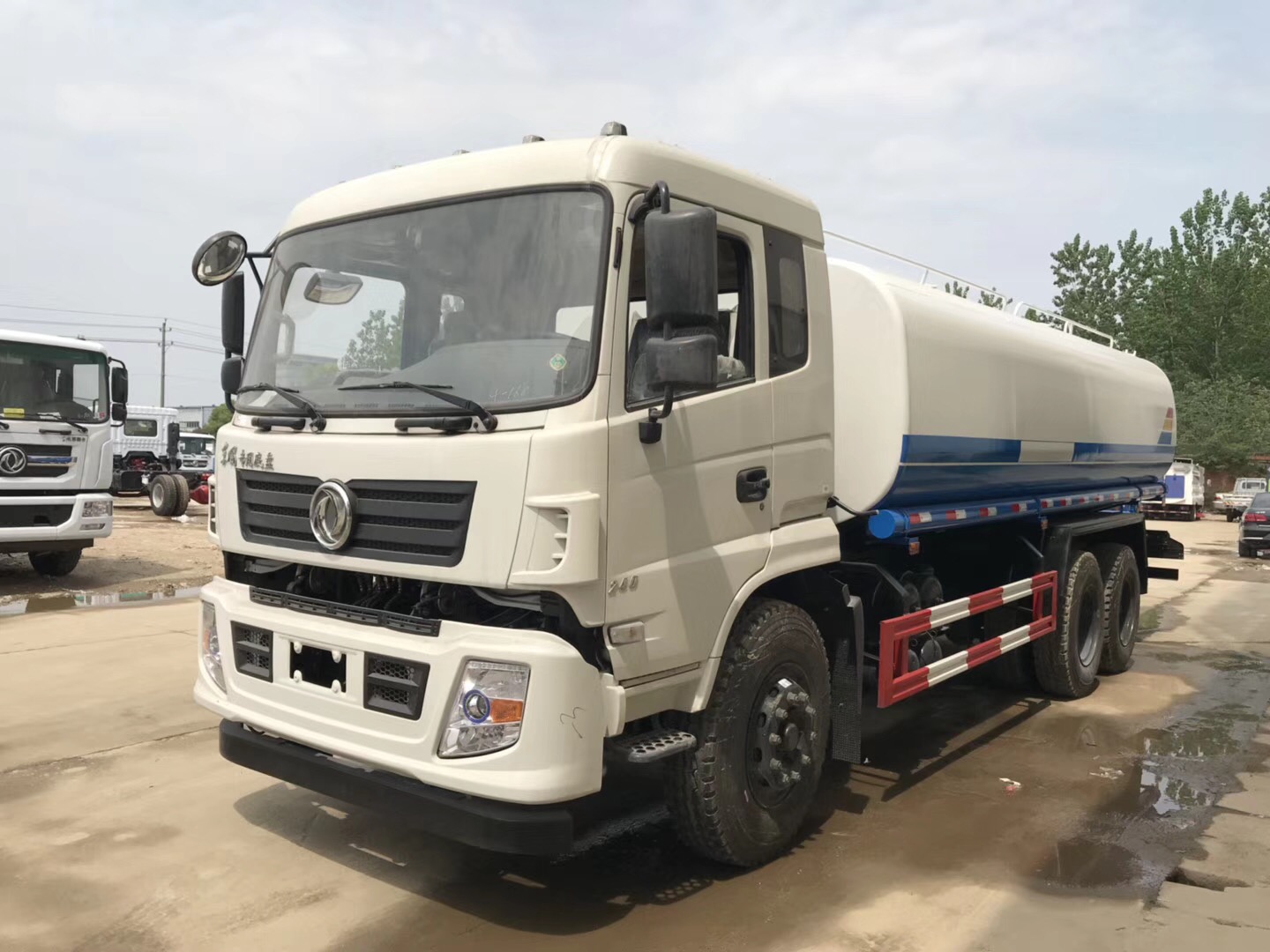 东风专底20吨后双桥洒水车
