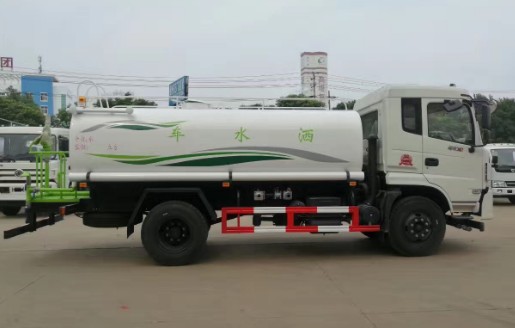 D913驾驶室东风御虎12吨洒水车