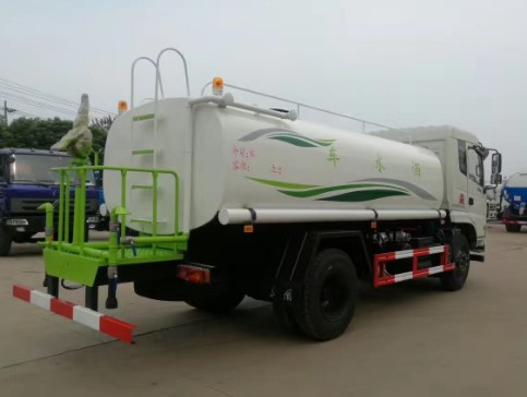 D913驾驶室东风御虎12吨洒水车