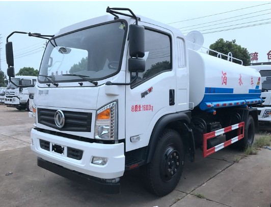 D912驾驶室东风御虎12吨洒水车