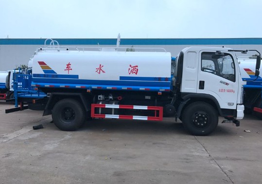 D912驾驶室东风御虎12吨洒水车