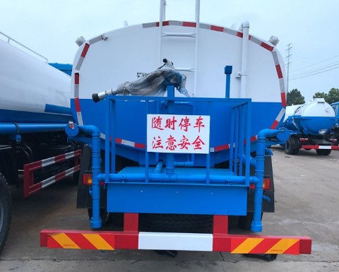 D912驾驶室东风御虎12吨洒水车