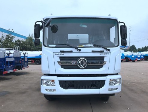 东风多利卡D9 15吨洒水车