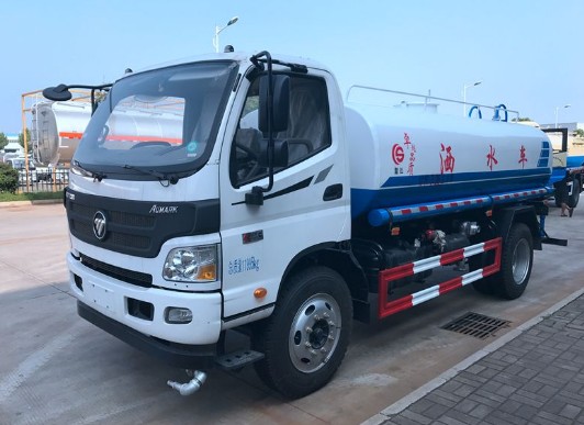 福田欧马可8吨洒水车