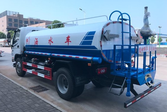 福田欧马可8吨洒水车