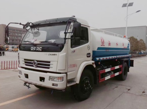 东风福瑞卡9吨洒水车