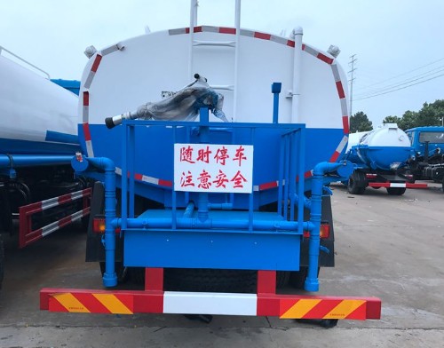 东风御虎8吨洒水车