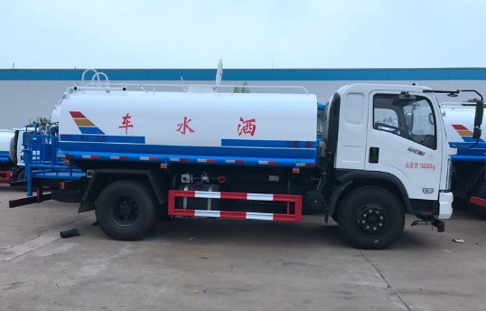 东风御虎8吨洒水车