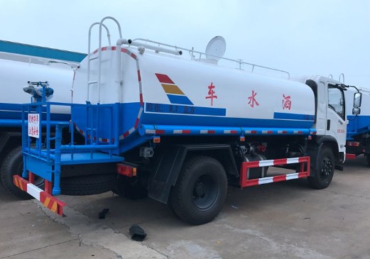 东风御虎8吨洒水车