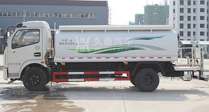 东风多利卡D7 8吨洒水车