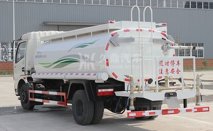 东风多利卡D7 8吨洒水车