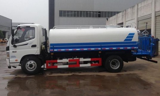 福田欧马可5吨洒水车