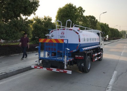 东风多利卡5吨洒水车