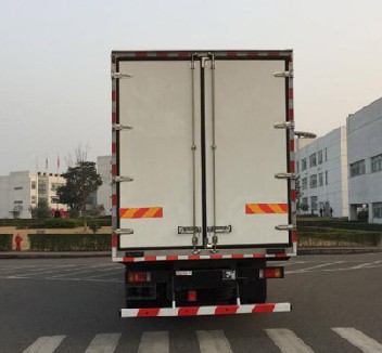红岩9米6前四后八冷藏车