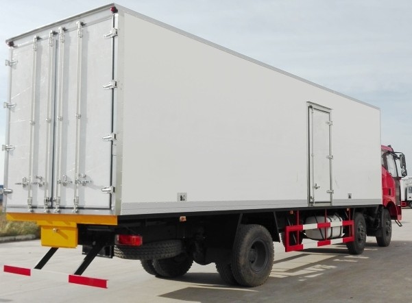 国五解放J6小三轴8.7米冷藏车