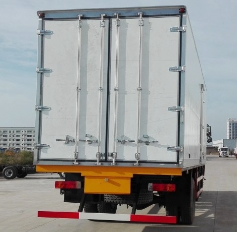 国五解放J6小三轴8.7米冷藏车