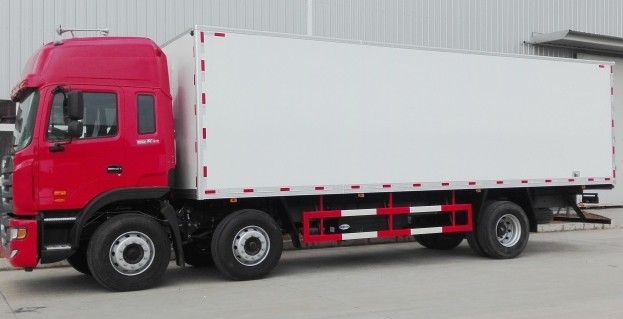 国五江淮格尔发小三轴9.6米冷藏车