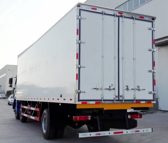 福田欧曼ETX小三轴9.6米冷藏车