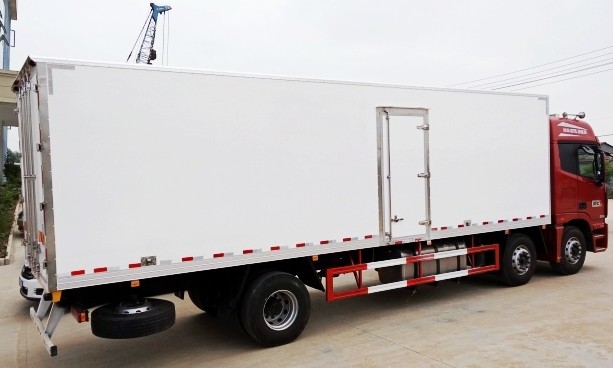 福田欧曼GTL小三轴9.6米冷藏车