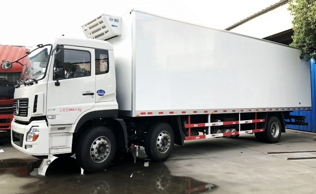 东风天锦小三轴前四后四9.6米冷藏车