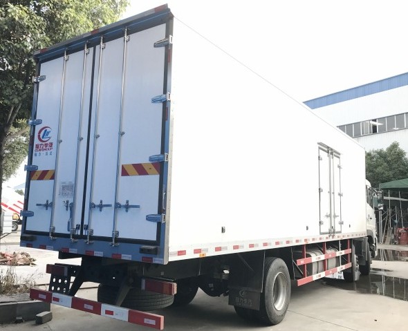 东风天锦小三轴前四后四9.6米冷藏车