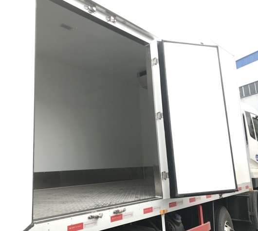 东风天锦小三轴前四后四9.6米冷藏车