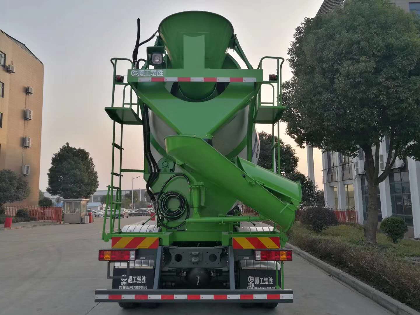 重汽豪瀚前四后八搅拌车