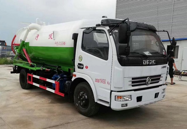 东风多利卡8方吸污车