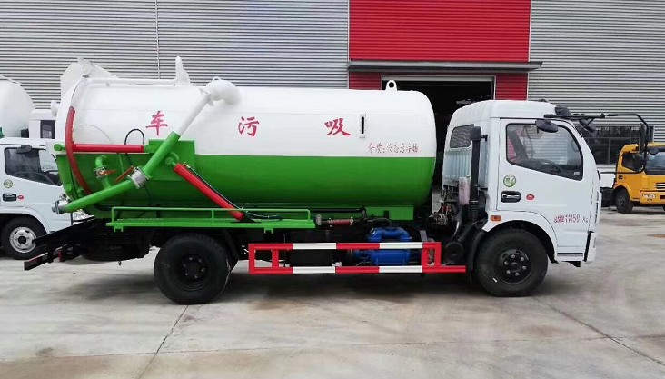 东风多利卡8方吸污车