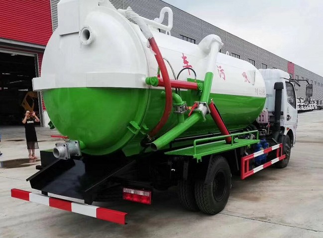 东风多利卡8方吸污车
