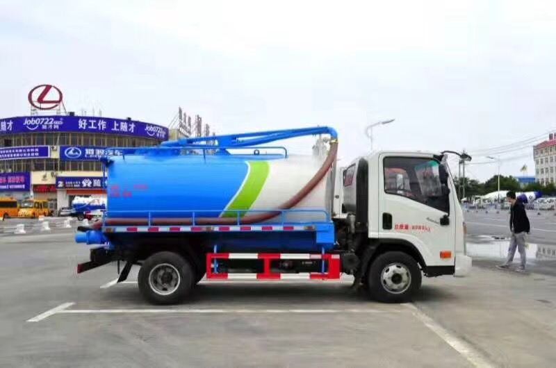 大运5方吸粪车