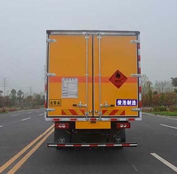 福田奥铃6.2米易燃液体厢式运输车