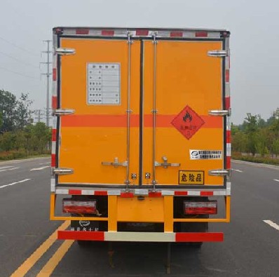 东风福瑞卡4.2米易燃液体厢式运输车