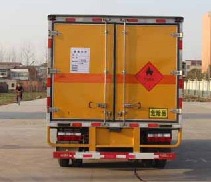 东风多利卡4.1米易燃液体厢式运输车