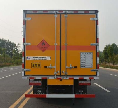 东风福瑞卡5.2米易燃液体厢式运输车