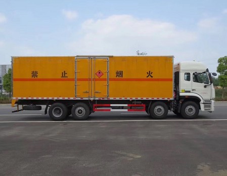 重汽豪瀚前四后六9.5米易燃液体厢式运输车