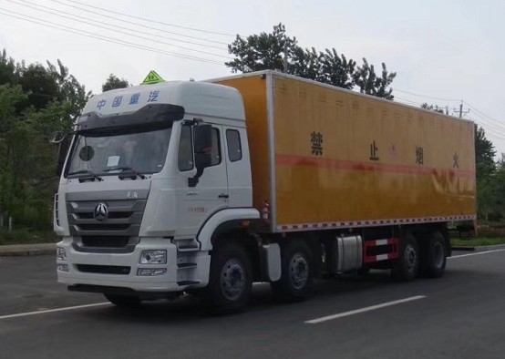 重汽豪瀚前四后六9.5米易燃液体厢式运输车